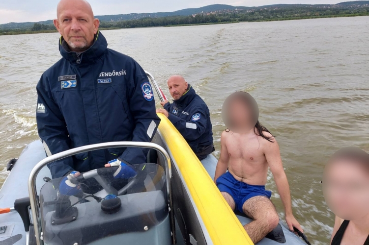 Vízirendőrök bevetésen - SUP-osokat mentettek az egyenruhások szombaton